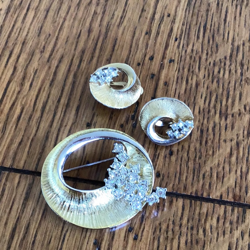 Vintage brooch and clip on earrings set.  collectible item.